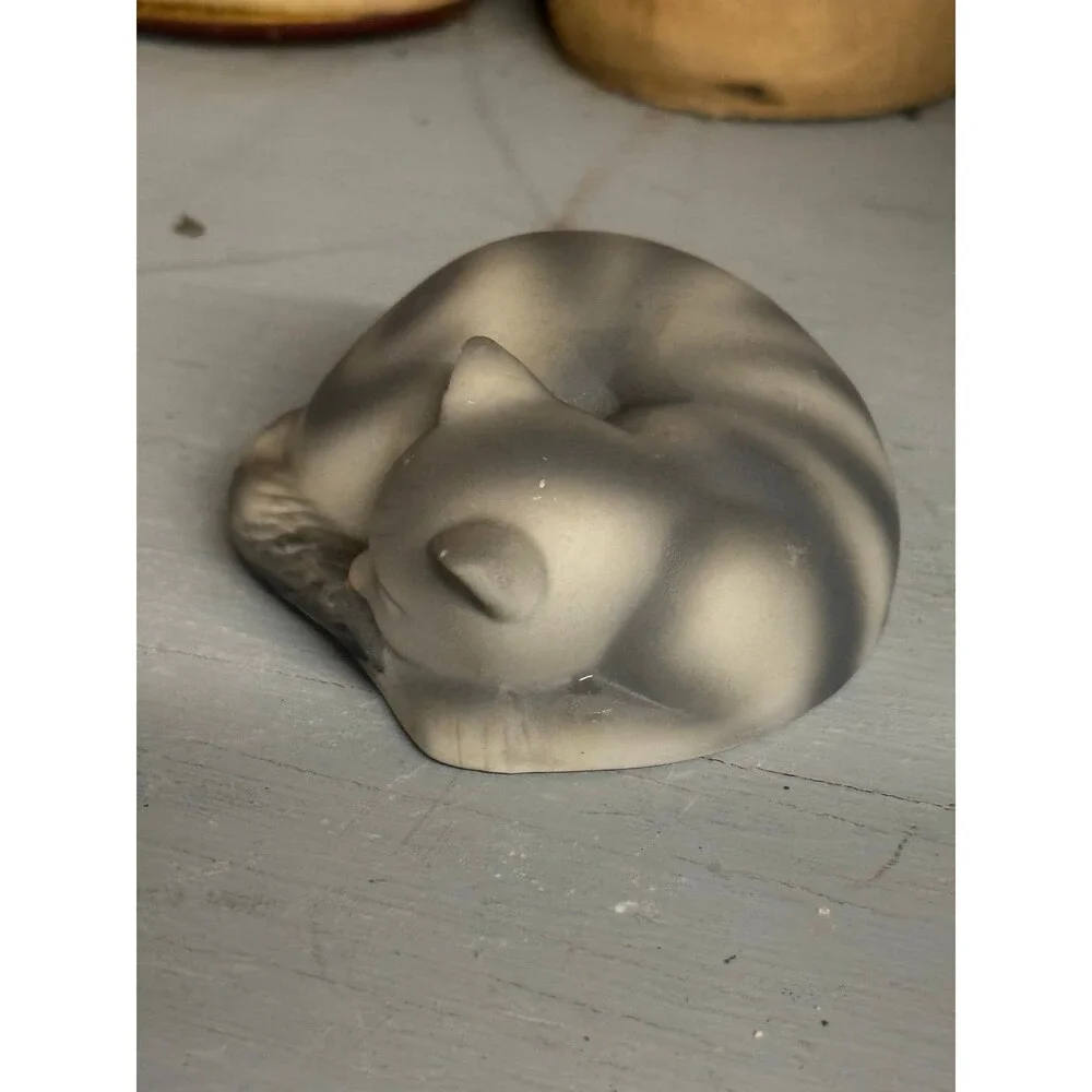Vintage Avon 1984 Sleeping Gray Tabby Cat Figurine Ceramic Kitty Shelf Decor 3”